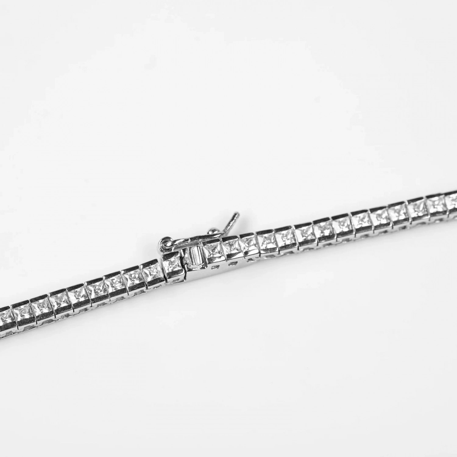 Bratara Tennis din Argint 925 placată cu Rodiu și Pietre Cubic Zirconia Transparente, 2mm Sandra Ferretti Bratara Tennis din Argint 925 placată cu Rodiu și Pietre Cubic Zirconia Transparente, 2mm Sandra Ferretti