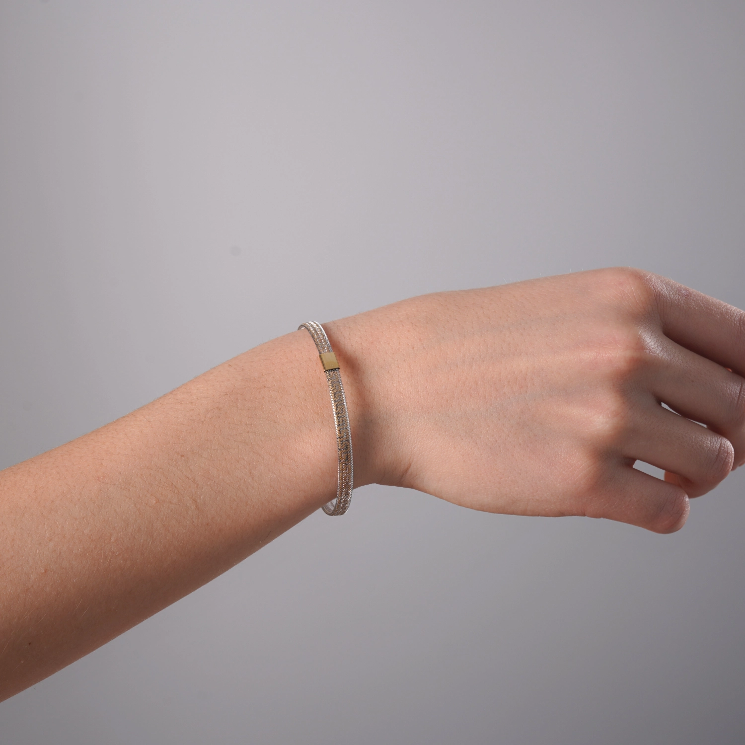 catalog/BRATARI/Bratari Elastice/bratara-versace-elastica-din-aur-alb-si-galben-14k/bratara-din-aur-de-14k.jpg