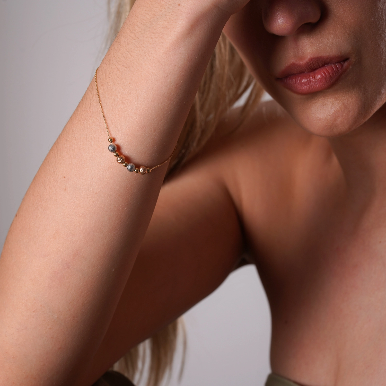 catalog/BRATARI/Quadrifoglio/bratari Ioana/bratara-din-aur-galben-alb-roz-de-18k-cu-bile-diamantate-si-lant-diamantat/bratara-aur-bile-colorate.jpg