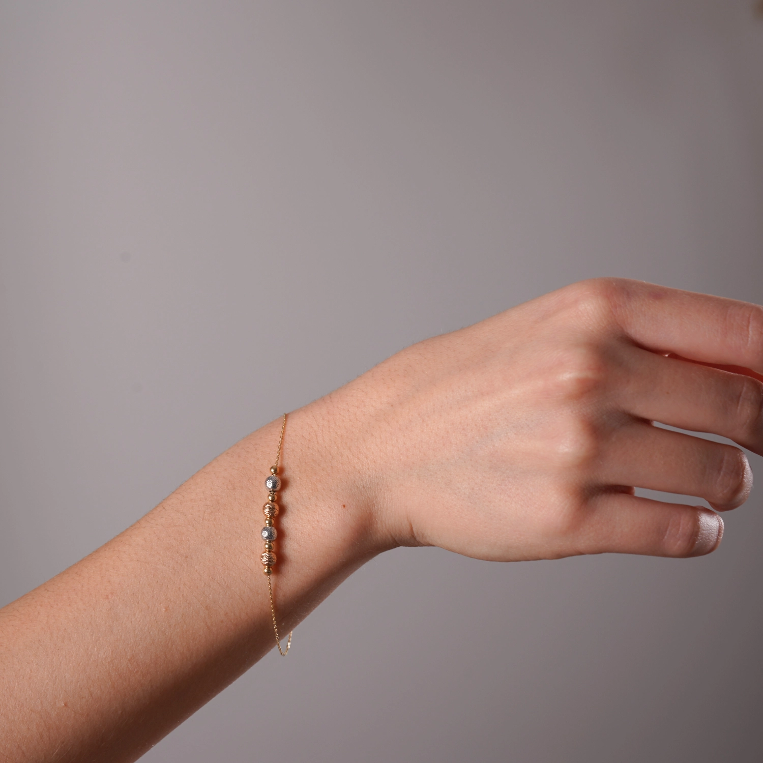 catalog/BRATARI/Quadrifoglio/bratari Ioana/bratara-din-aur-galben-alb-roz-de-18k-cu-bile-diamantate-si-lant-diamantat/bratara-aur-cu-bilute.jpg