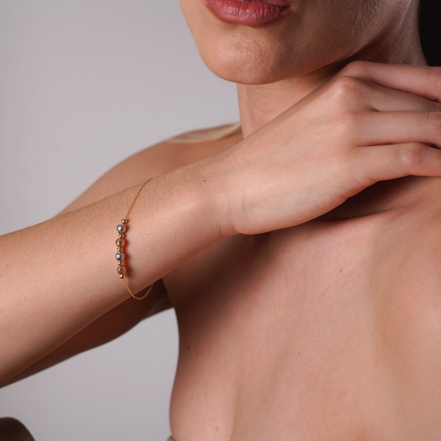 catalog/BRATARI/Quadrifoglio/bratari Ioana/bratara-din-aur-galben-alb-roz-de-18k-cu-bile-diamantate-si-lant-diamantat/bratara-aur-italian.jpg