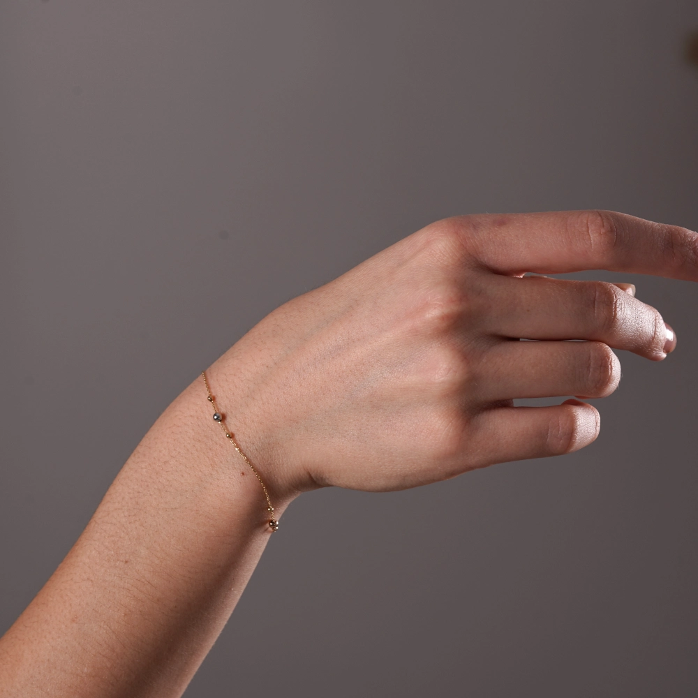 catalog/BRATARI/Quadrifoglio/bratari Ioana/bratara-din-aur-galben-alb-roz-de-18k-cu-bile-si-lant-diamantat/bratara-aur-bilute.jpg