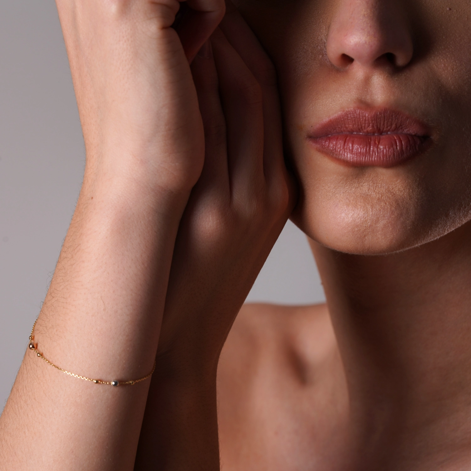 catalog/BRATARI/Quadrifoglio/bratari Ioana/bratara-din-aur-galben-alb-roz-de-18k-cu-bile-si-lant-diamantat/bratara-din-aur-cu-lant-diamantat.jpg