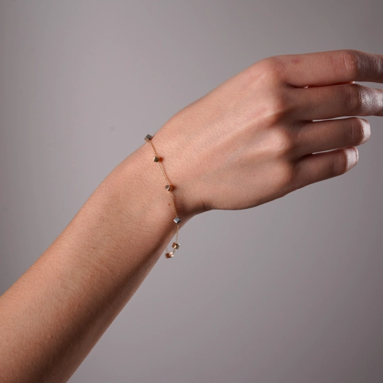 catalog/BRATARI/Quadrifoglio/bratari Ioana/bratara-din-aur-galben-alb-roz-de-18k-cu-cuburi-multicolore-si-lant-diamantat/bratara-aur-galben.jpg