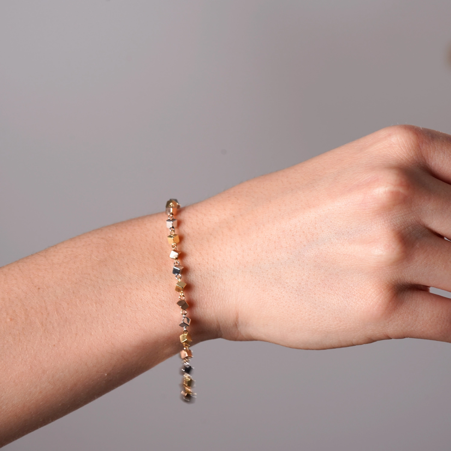 catalog/BRATARI/Quadrifoglio/bratari Ioana/bratara-din-aur-galben-alb-roz-de-18k-cu-cuburi-multicolore/bratara-aur-18k.jpg