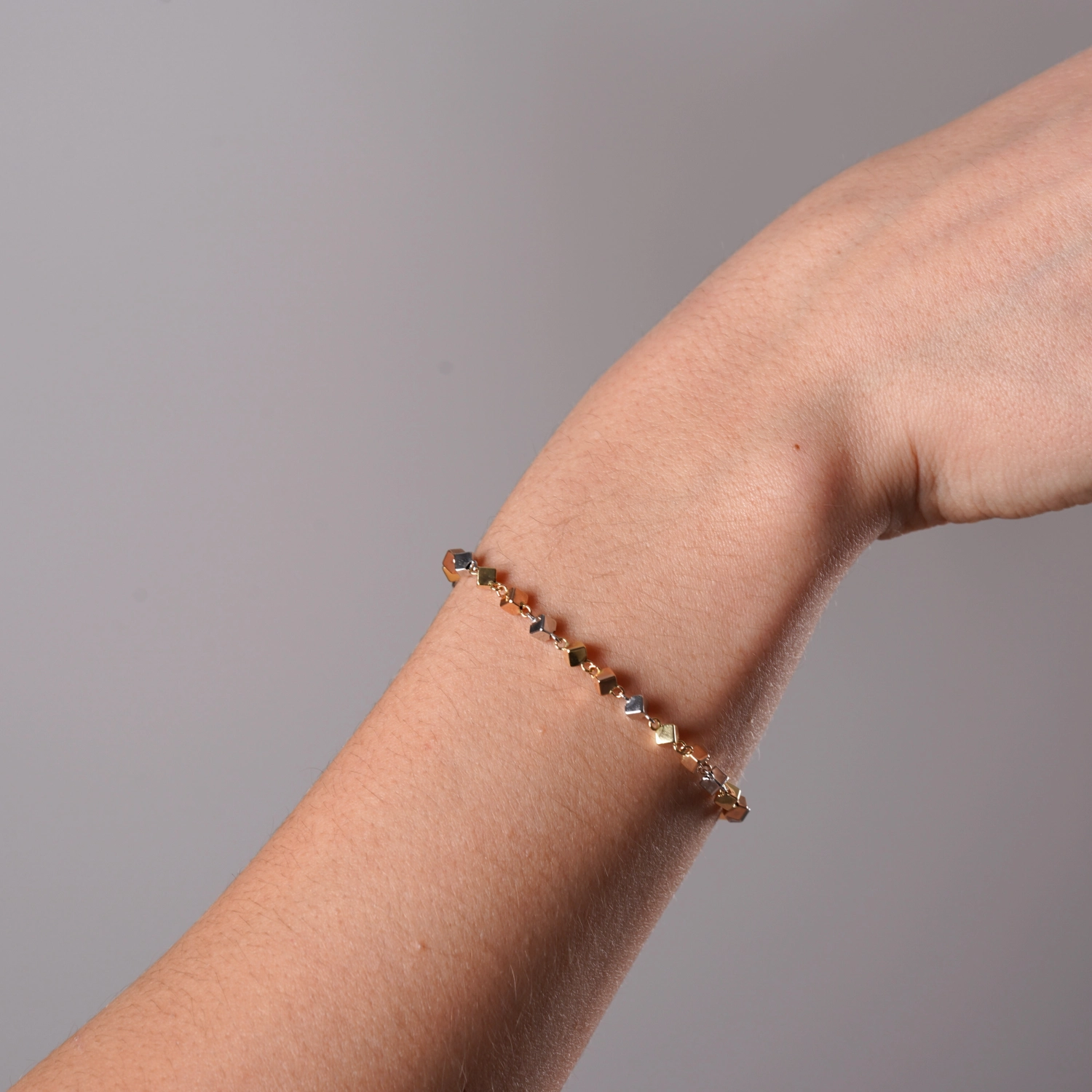 catalog/BRATARI/Quadrifoglio/bratari Ioana/bratara-din-aur-galben-alb-roz-de-18k-cu-cuburi-multicolore/bratara-din-aur-cuburi-multicolore.jpg