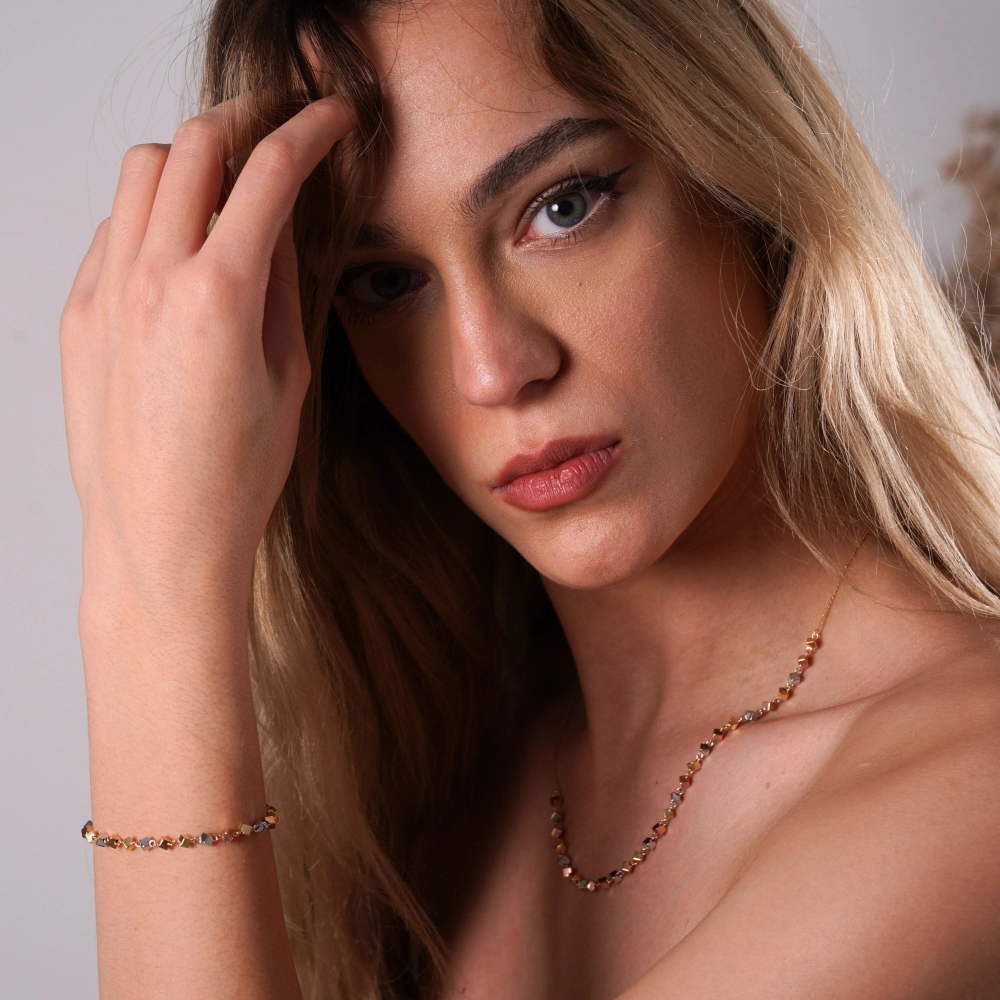 catalog/BRATARI/Quadrifoglio/bratari Ioana/bratara-din-aur-galben-alb-roz-de-18k-cu-cuburi-multicolore/set-bijuterii-din-aur.jpg