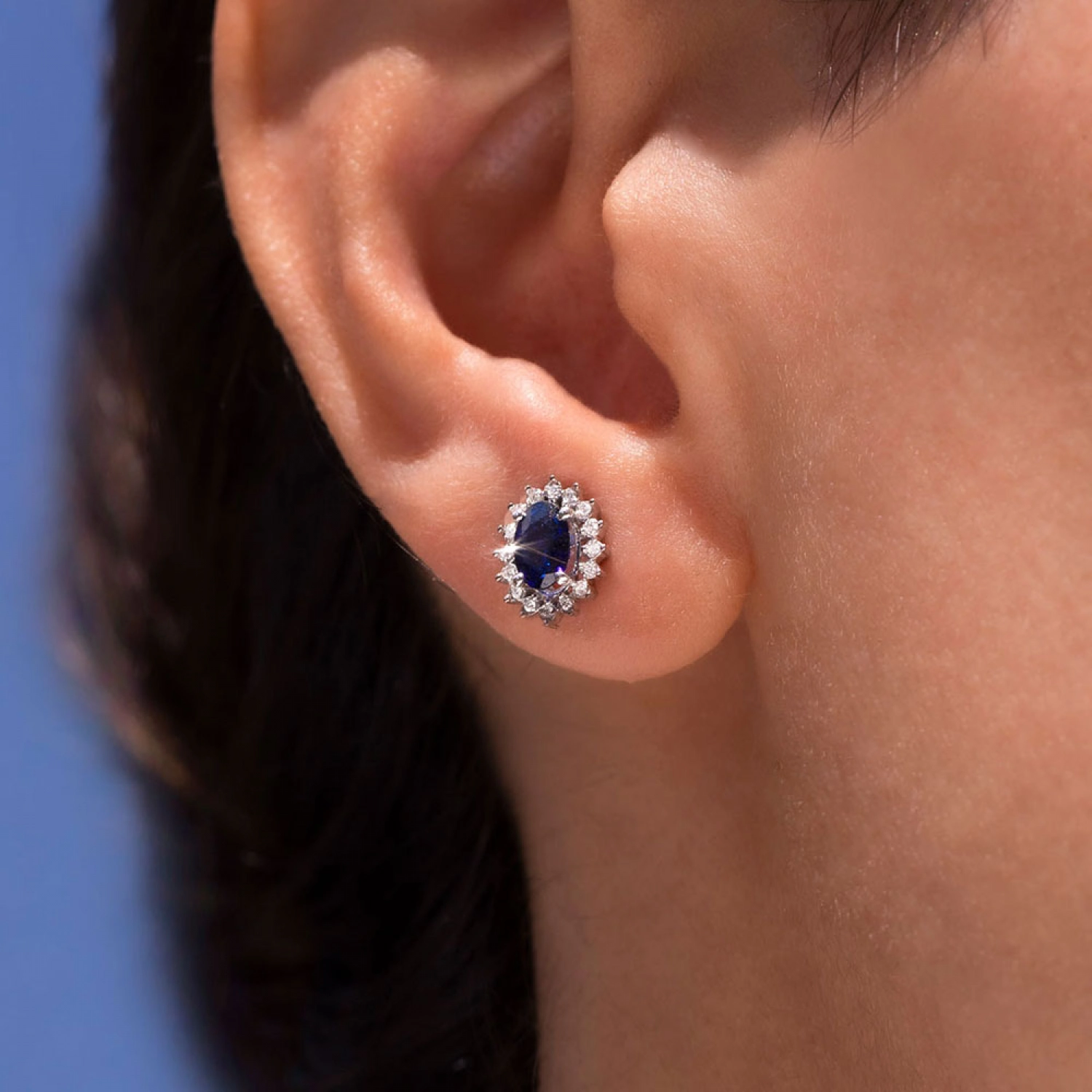 Cercei Sheffield Aur Alb 14K cu Diamante de 0.08 Carate si Safir de 0.95 Carate Sandra Ferretti Cercei Sheffield Aur Alb 14K cu Diamante de 0.08 Carate si Safir de 0.95 Carate Sandra Ferretti
