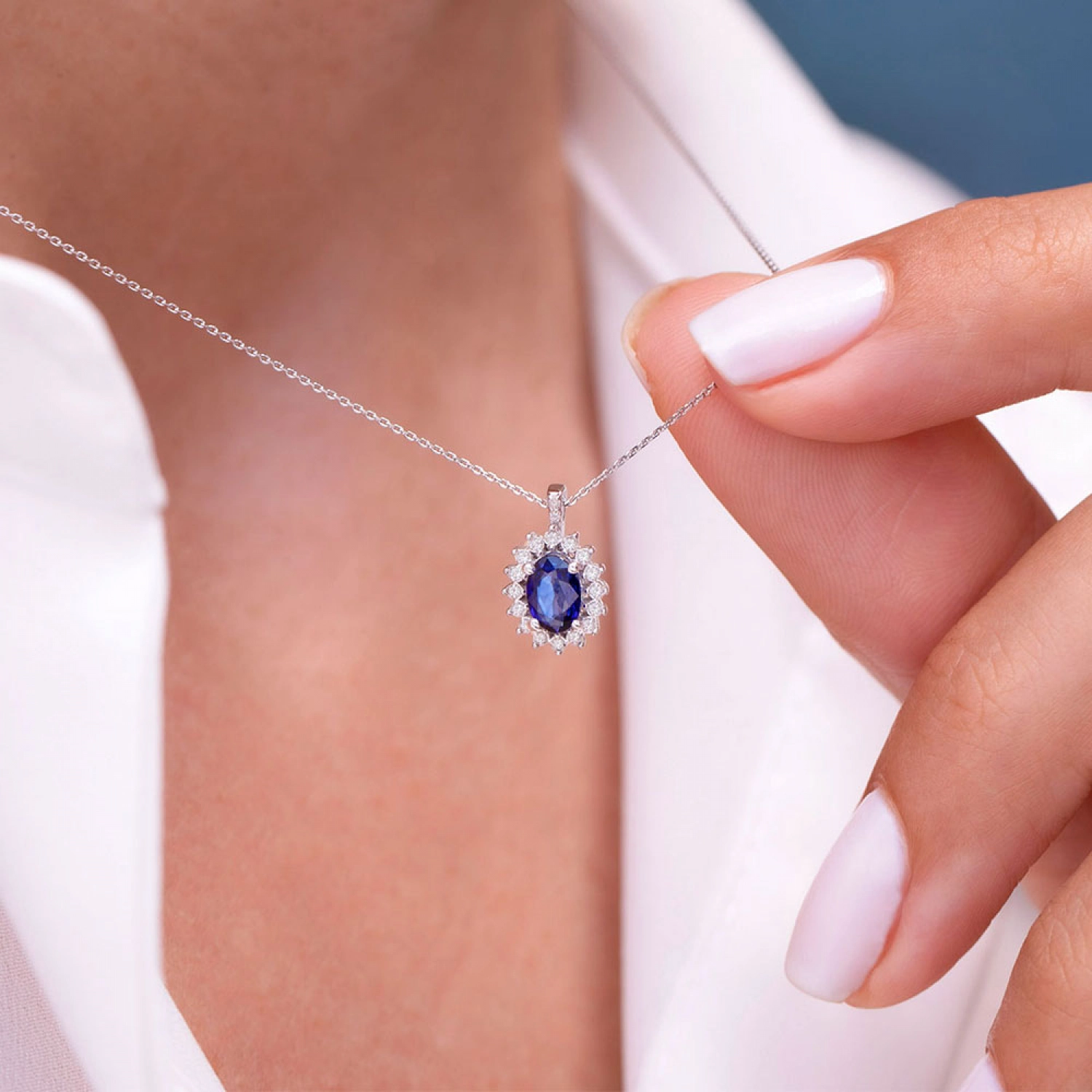 Colier Sheffield Aur Alb 14K cu Diamante de 0.04 carate si Safir de 0.47 Carate Sandra Ferretti Colier Sheffield Aur Alb 14K cu Diamante de 0.04 carate si Safir de 0.47 Carate Sandra Ferretti