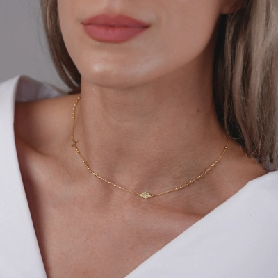 Rozariu din aur galben de 14K  la baza gatului cu cruce si lant diamantat