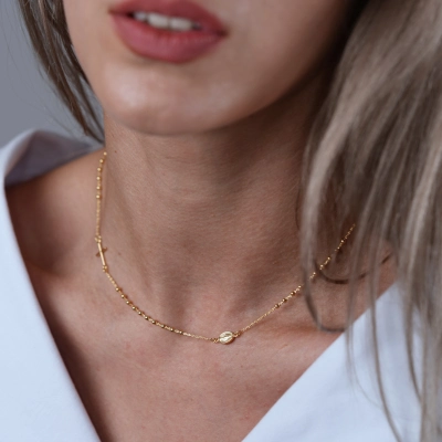 Rozariu din aur galben de 14K  la baza gatului cu cruce si lant diamantat