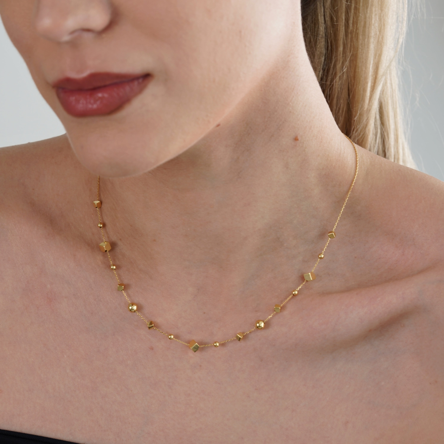 catalog/COLIERE/Quadrifolio/coliere/coliere_Ioana/colier-din-aur-galben-de-14k-cu-lant-diamantat-bile-si-cuburi/colier-aur-14k.jpg catalog/COLIERE/Quadrifolio/coliere/coliere_Ioana/colier-din-aur-galben-de-14k-cu-lant-diamantat-bile-si-cuburi/colier-aur-14k.jpg