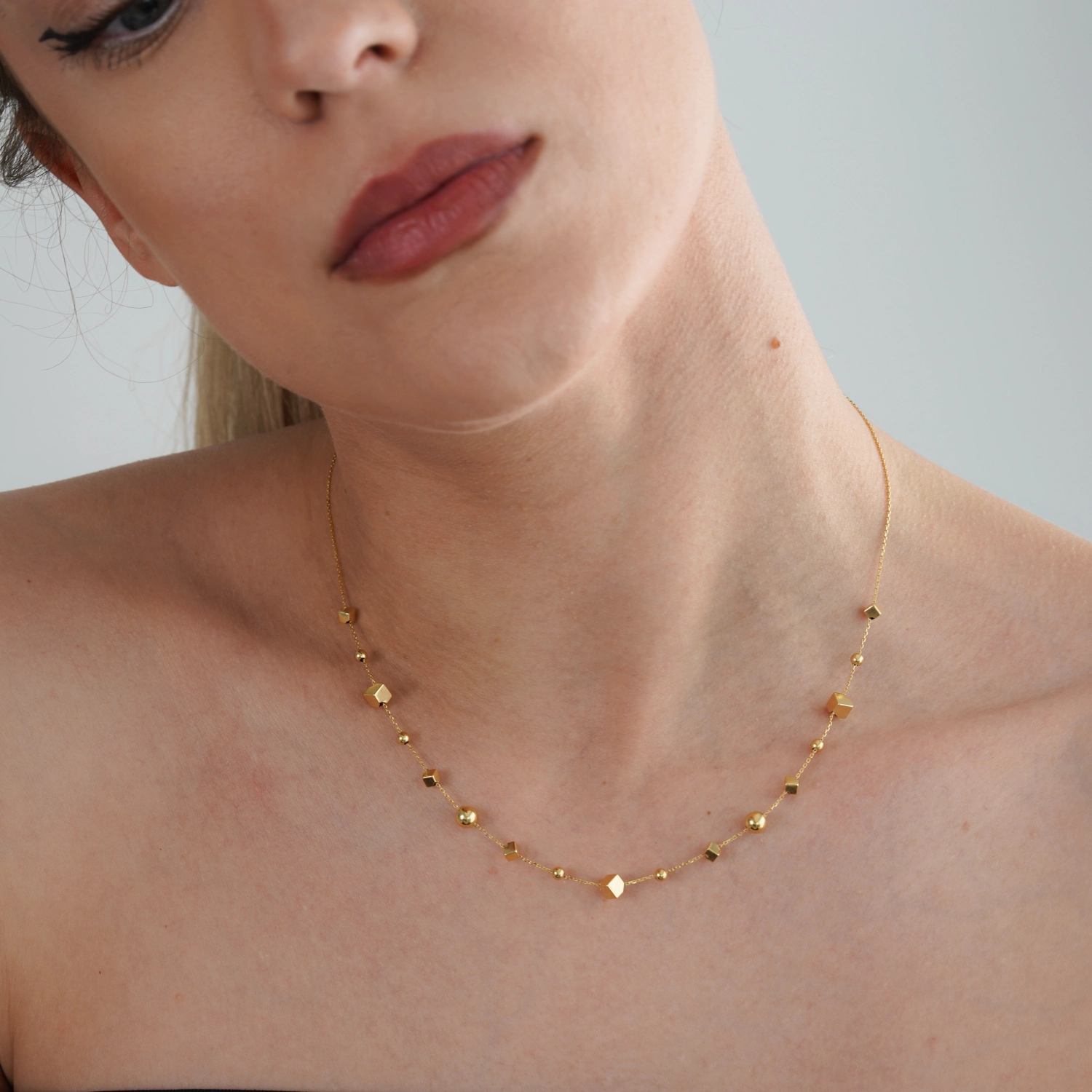 catalog/COLIERE/Quadrifolio/coliere/coliere_Ioana/colier-din-aur-galben-de-14k-cu-lant-diamantat-bile-si-cuburi/colier-aur-cuburi.jpg catalog/COLIERE/Quadrifolio/coliere/coliere_Ioana/colier-din-aur-galben-de-14k-cu-lant-diamantat-bile-si-cuburi/colier-aur-cuburi.jpg