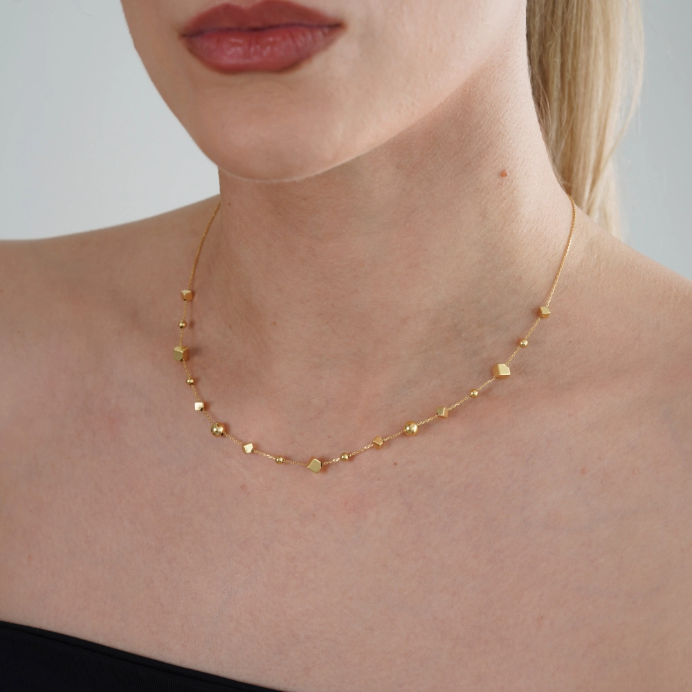 catalog/COLIERE/Quadrifolio/coliere/coliere_Ioana/colier-din-aur-galben-de-14k-cu-lant-diamantat-bile-si-cuburi/colier-aur-galben-femei.jpg catalog/COLIERE/Quadrifolio/coliere/coliere_Ioana/colier-din-aur-galben-de-14k-cu-lant-diamantat-bile-si-cuburi/colier-aur-galben-femei.jpg