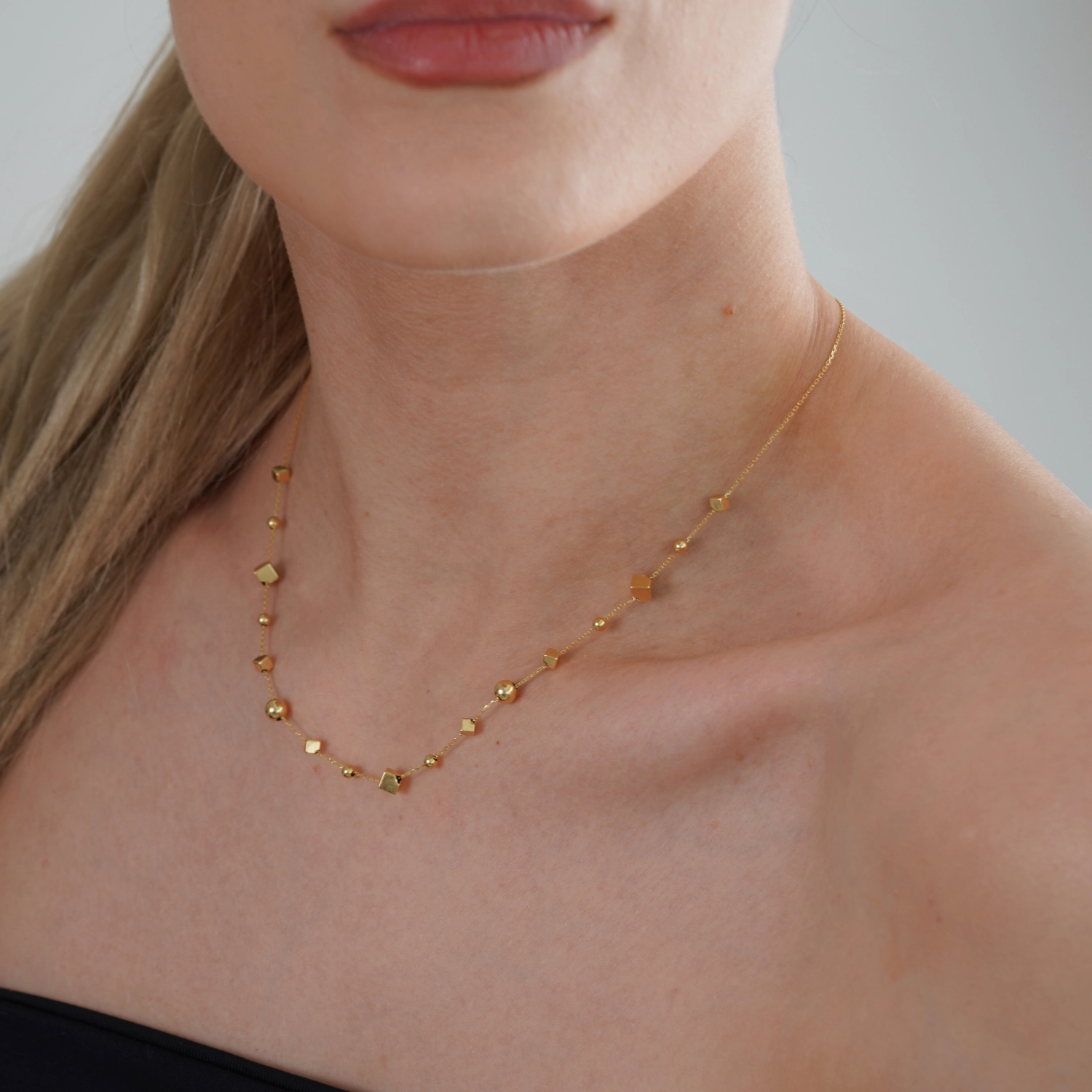 catalog/COLIERE/Quadrifolio/coliere/coliere_Ioana/colier-din-aur-galben-de-14k-cu-lant-diamantat-bile-si-cuburi/colier-din-aur-pentru-femei.jpg catalog/COLIERE/Quadrifolio/coliere/coliere_Ioana/colier-din-aur-galben-de-14k-cu-lant-diamantat-bile-si-cuburi/colier-din-aur-pentru-femei.jpg