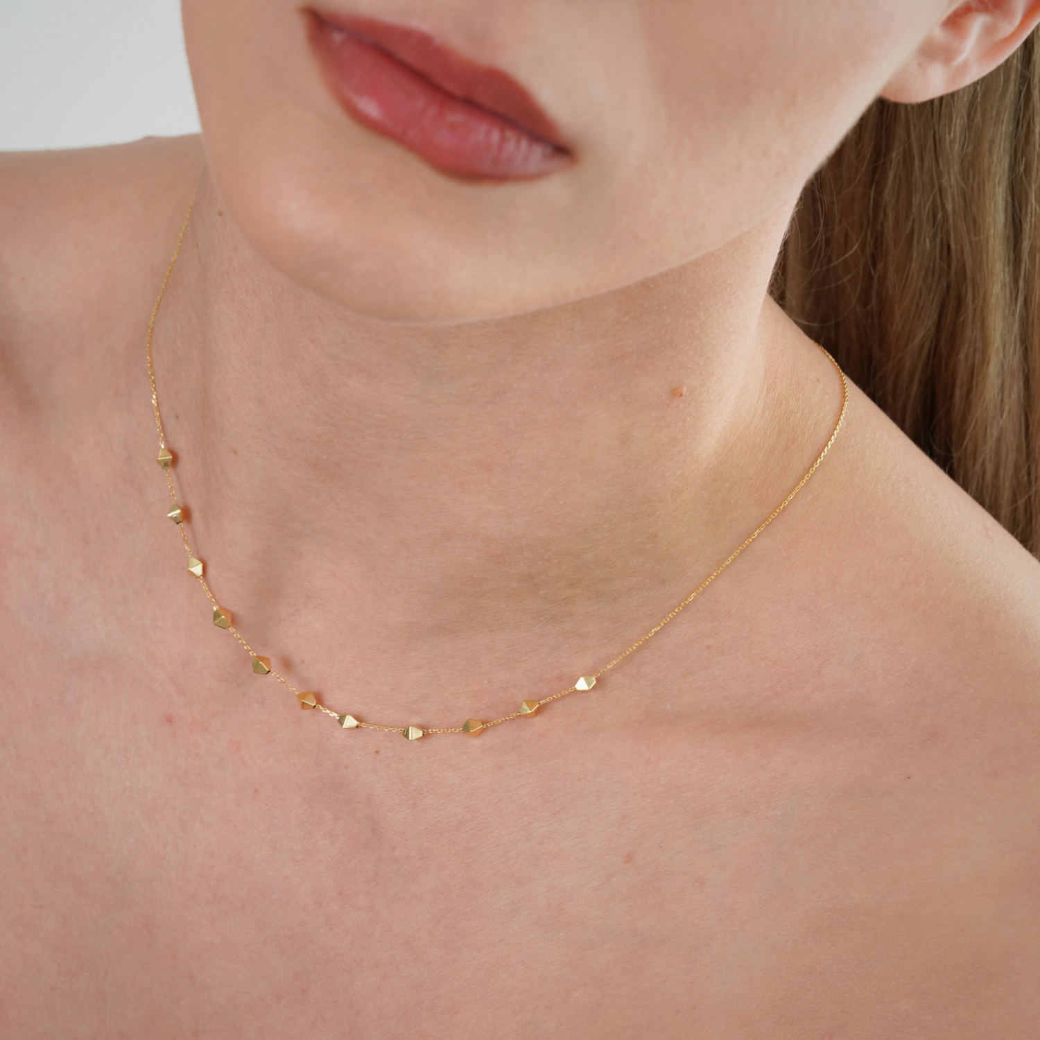 catalog/COLIERE/Quadrifolio/coliere/coliere_Ioana/colier-din-aur-galben-de-14k-cu-lant-diamantat-si-romburi/colier-aur-elegant.jpg catalog/COLIERE/Quadrifolio/coliere/coliere_Ioana/colier-din-aur-galben-de-14k-cu-lant-diamantat-si-romburi/colier-aur-elegant.jpg