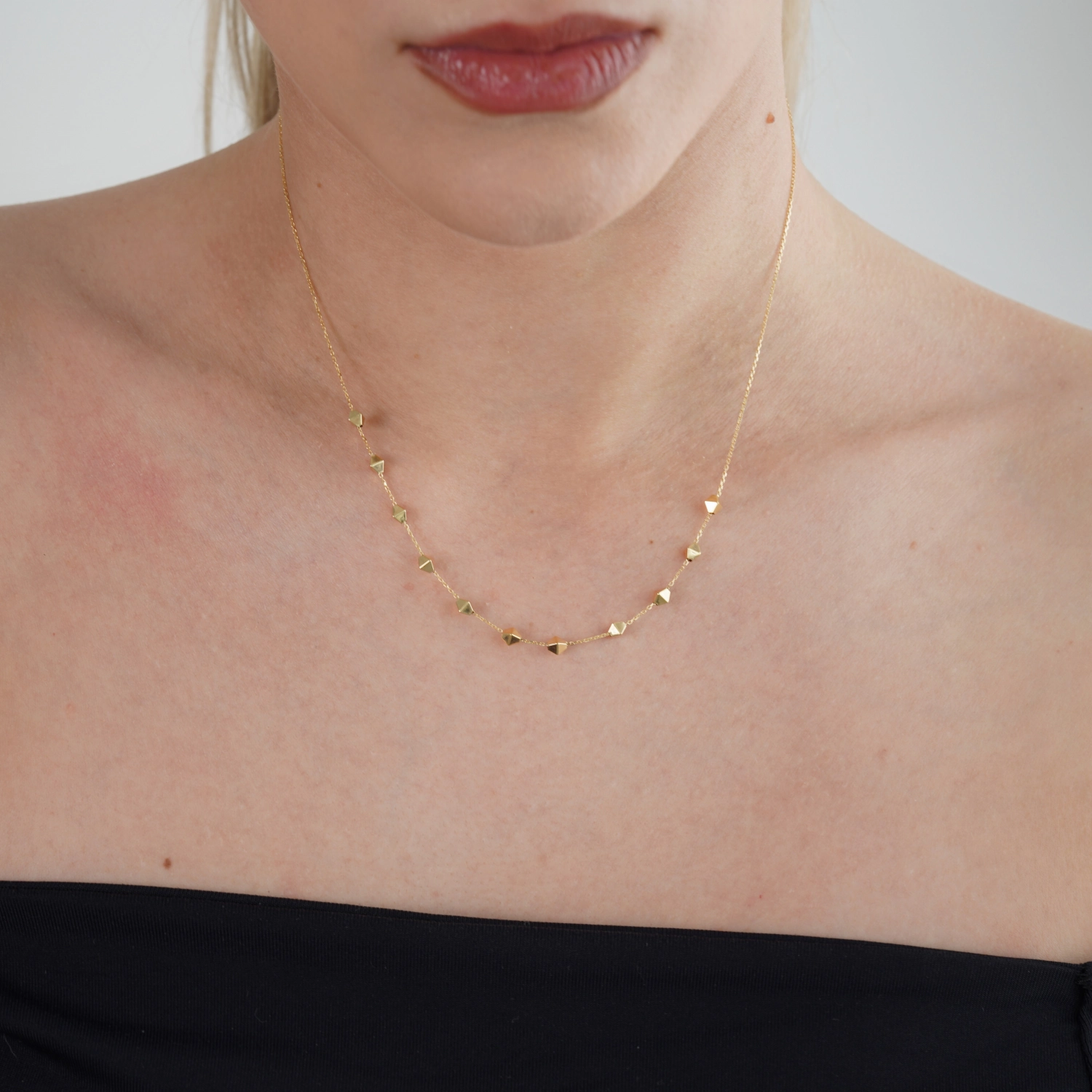 catalog/COLIERE/Quadrifolio/coliere/coliere_Ioana/colier-din-aur-galben-de-14k-cu-lant-diamantat-si-romburi/colier-aur-femei.jpg catalog/COLIERE/Quadrifolio/coliere/coliere_Ioana/colier-din-aur-galben-de-14k-cu-lant-diamantat-si-romburi/colier-aur-femei.jpg