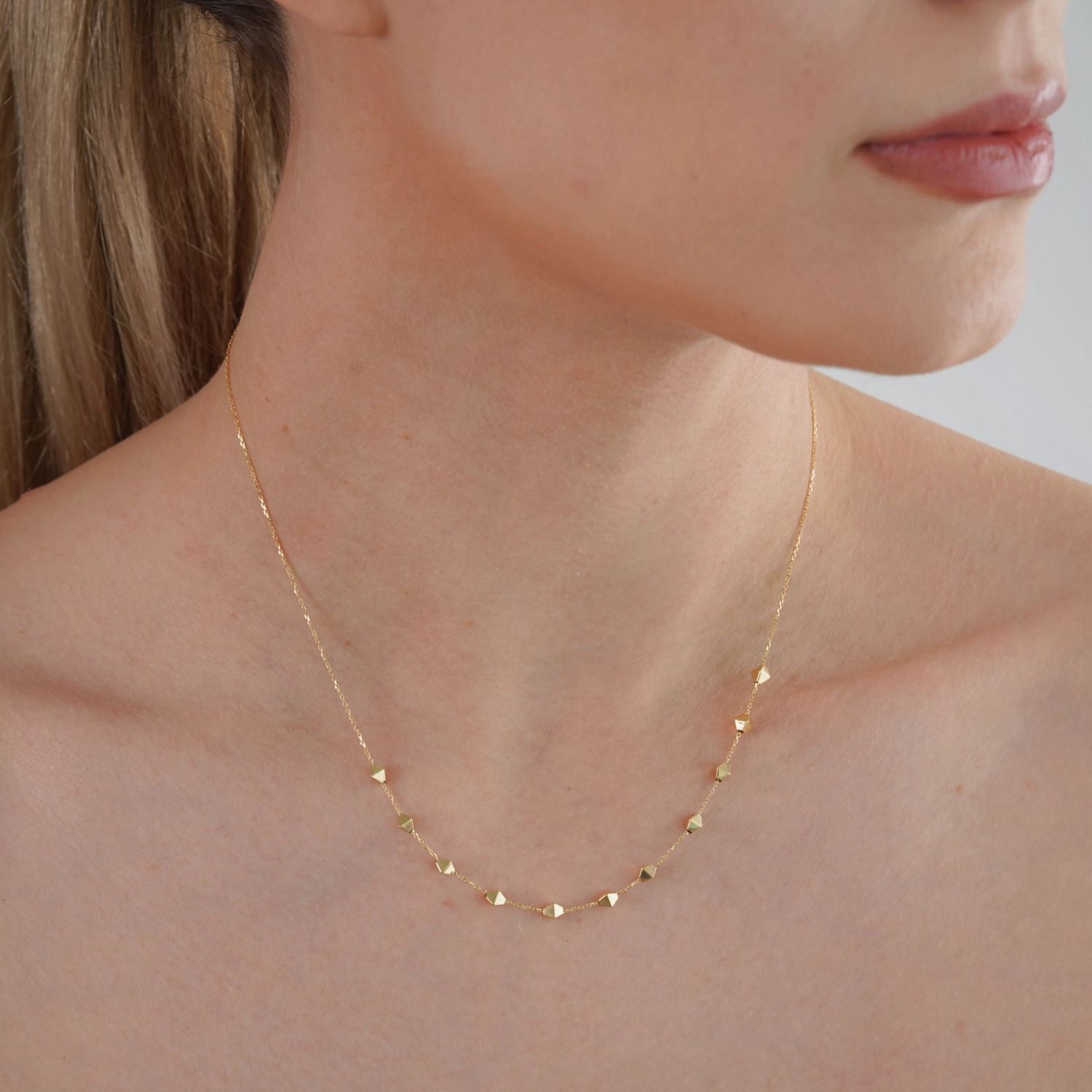 catalog/COLIERE/Quadrifolio/coliere/coliere_Ioana/colier-din-aur-galben-de-14k-cu-lant-diamantat-si-romburi/colier-aur-italian.jpg catalog/COLIERE/Quadrifolio/coliere/coliere_Ioana/colier-din-aur-galben-de-14k-cu-lant-diamantat-si-romburi/colier-aur-italian.jpg