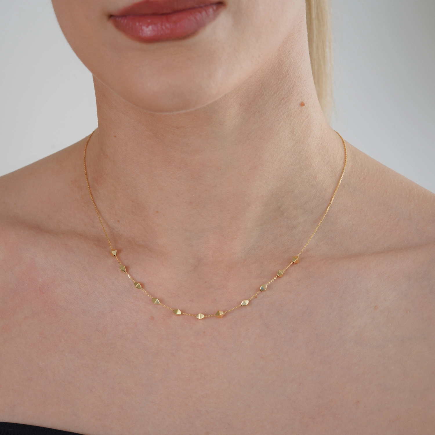 catalog/COLIERE/Quadrifolio/coliere/coliere_Ioana/colier-din-aur-galben-de-14k-cu-lant-diamantat-si-romburi/colier-din-aur-pentru-femei.jpg catalog/COLIERE/Quadrifolio/coliere/coliere_Ioana/colier-din-aur-galben-de-14k-cu-lant-diamantat-si-romburi/colier-din-aur-pentru-femei.jpg