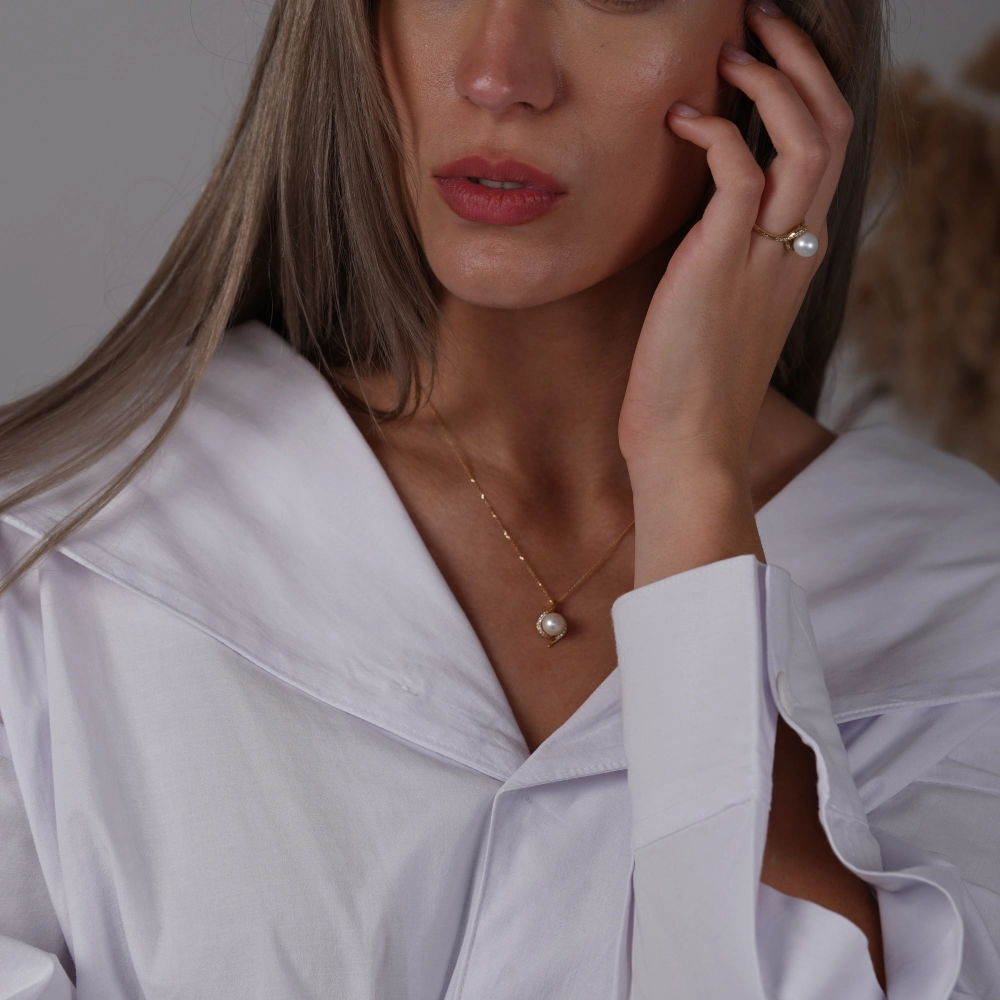 detaliu perla naturala si zirconia pe inel aur alb 14k elegant