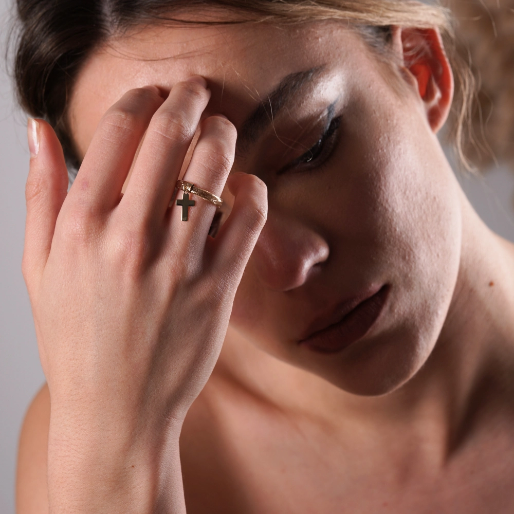 inel elastic din aur galben 14k cu simbol cruce delicat