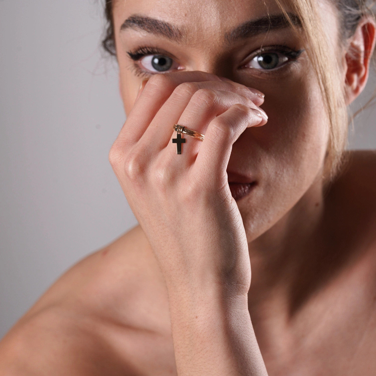 detaliu cruce inel aur 14k finisaj lucios Italia