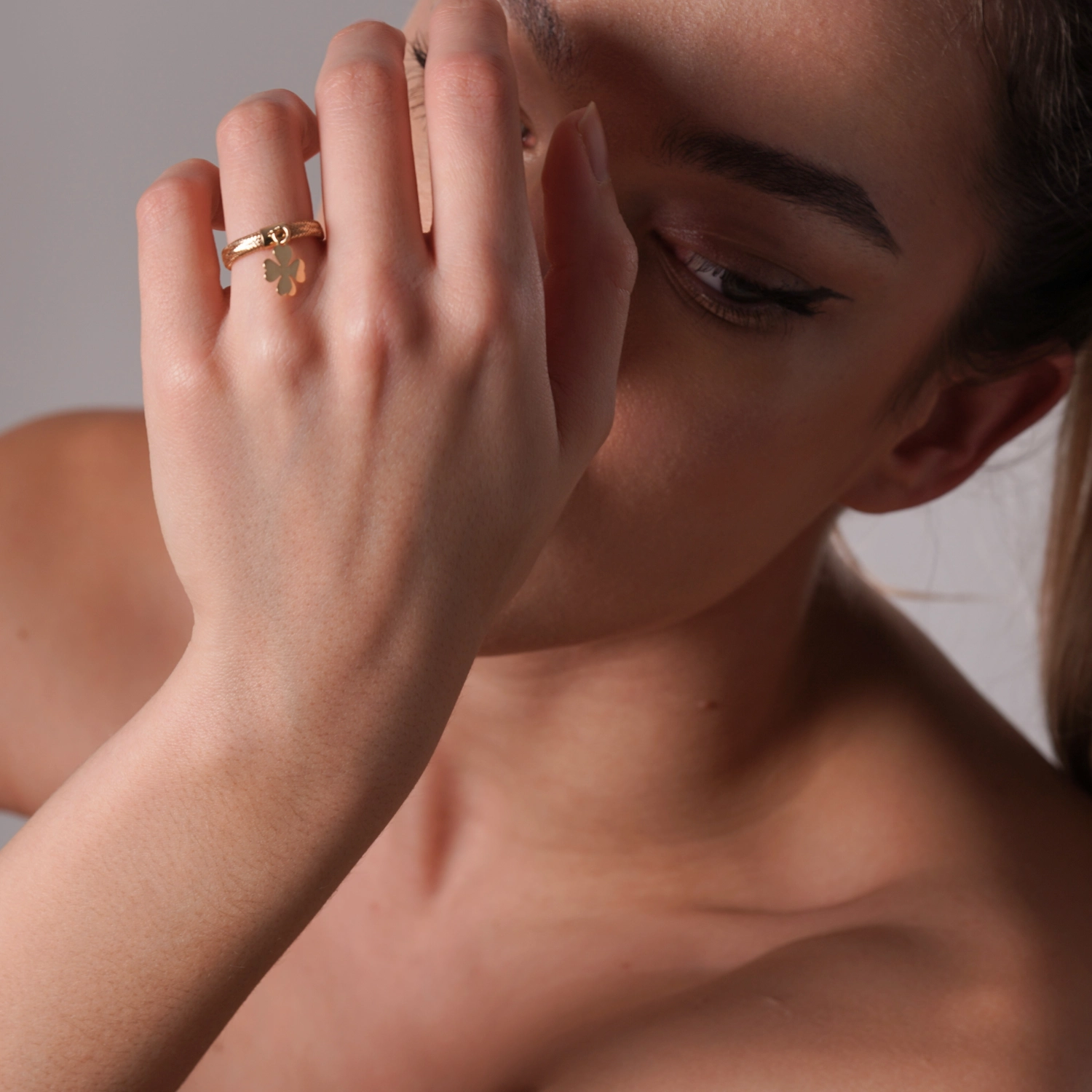 textura aur galben 14k inel trifoi finisaj lucios detaliu manual Italia