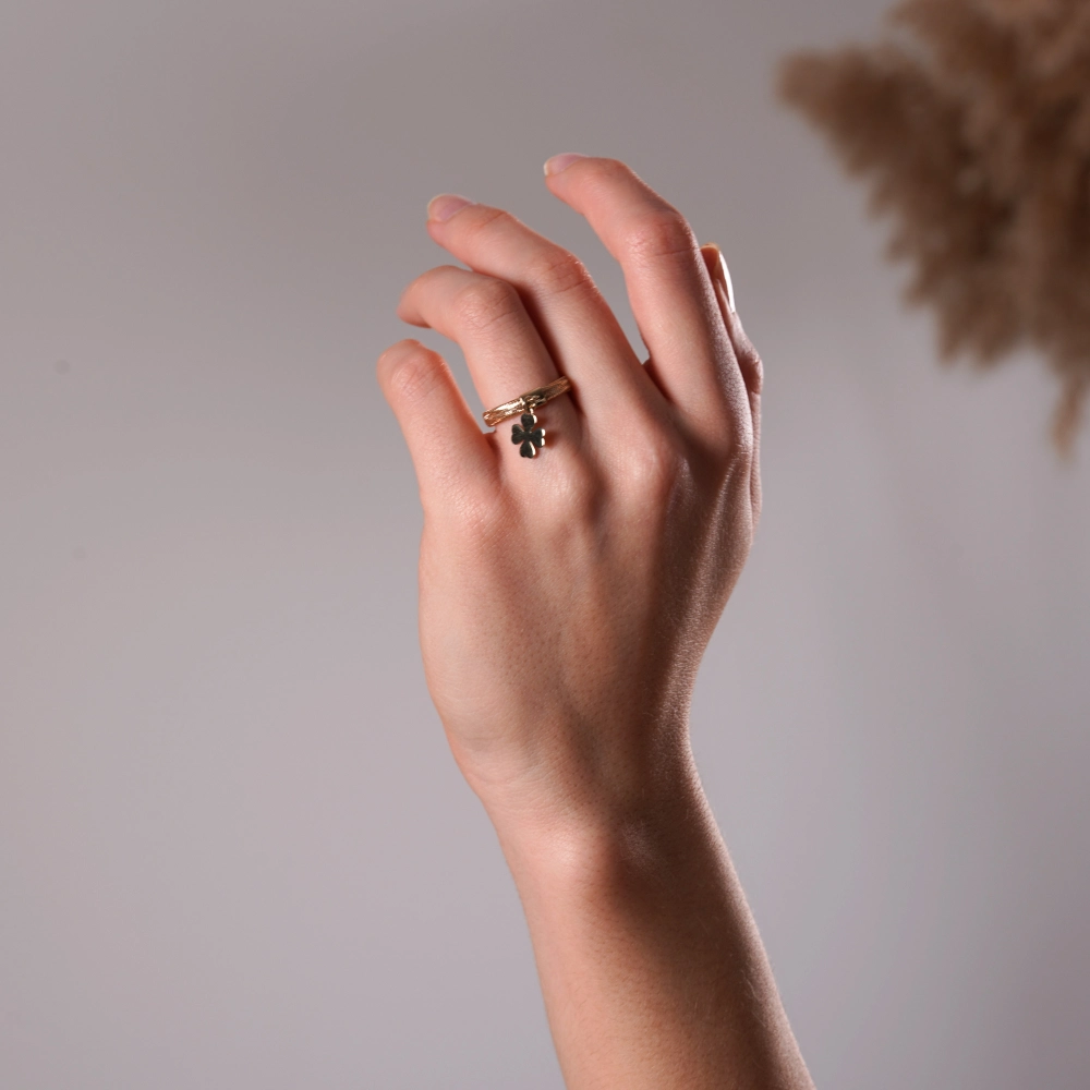 inel aur galben 14k cu trifoi purtat pe deget model feminin delicat