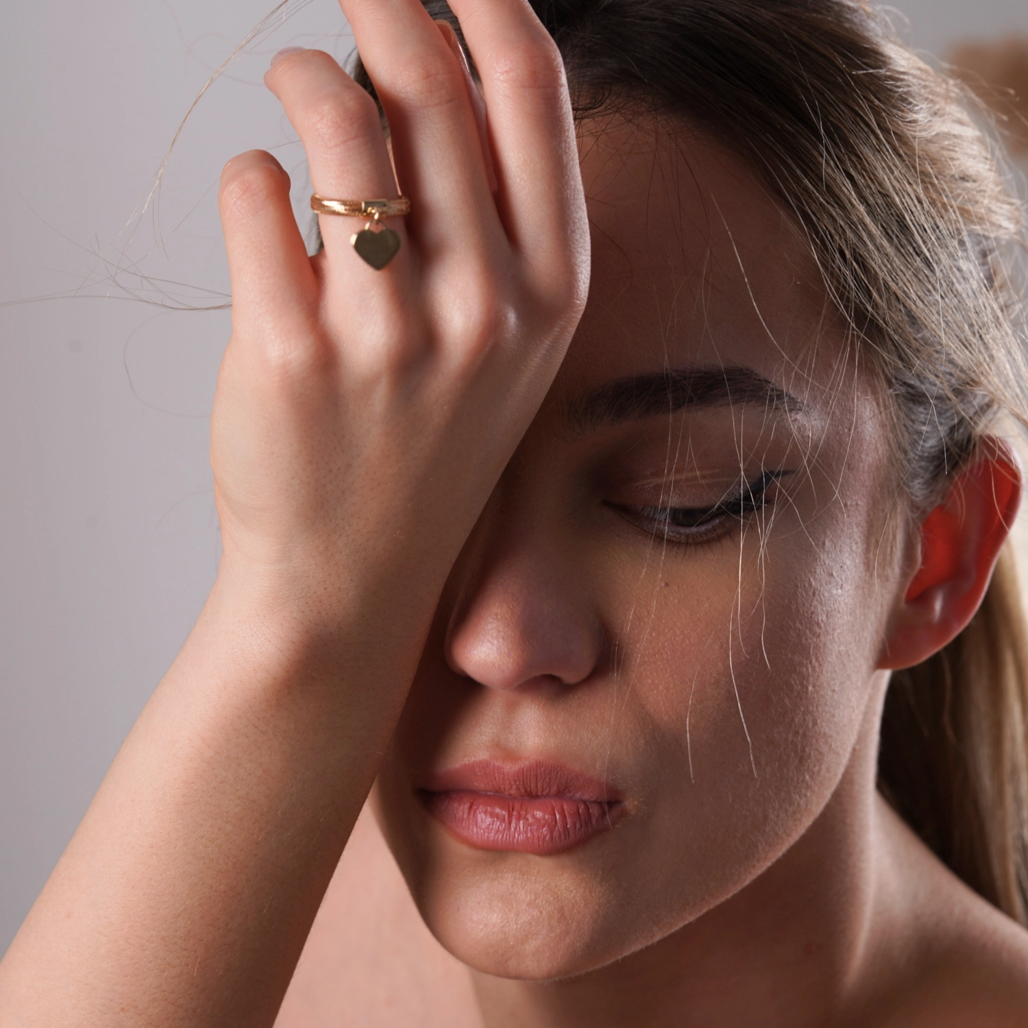 macro detaliu inel aur galben 14k cu inimioara