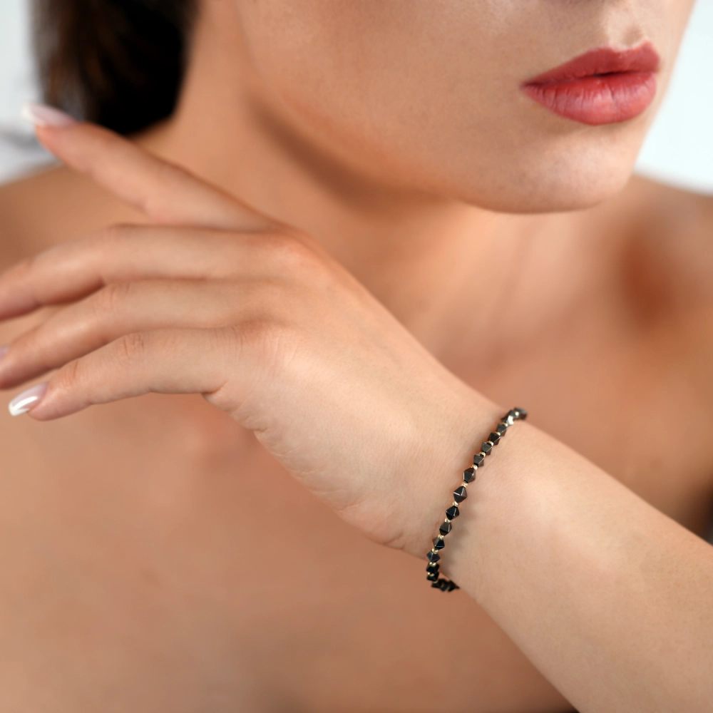 Bratara din Aur Galben de 18 Kt cu Bile Diamantate si Romburi Placate cu Ruteniu Sandra Ferretti Bratara din Aur Galben de 18 Kt cu Bile Diamantate si Romburi Placate cu Ruteniu Sandra Ferretti