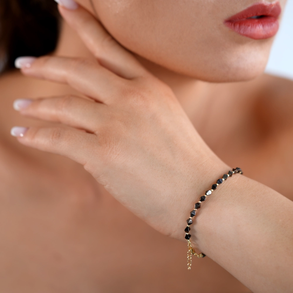 Bratara din Aur Galben de 18 Kt cu Bile Diamantate si Romburi Placate cu Ruteniu Sandra Ferretti Bratara din Aur Galben de 18 Kt cu Bile Diamantate si Romburi Placate cu Ruteniu Sandra Ferretti